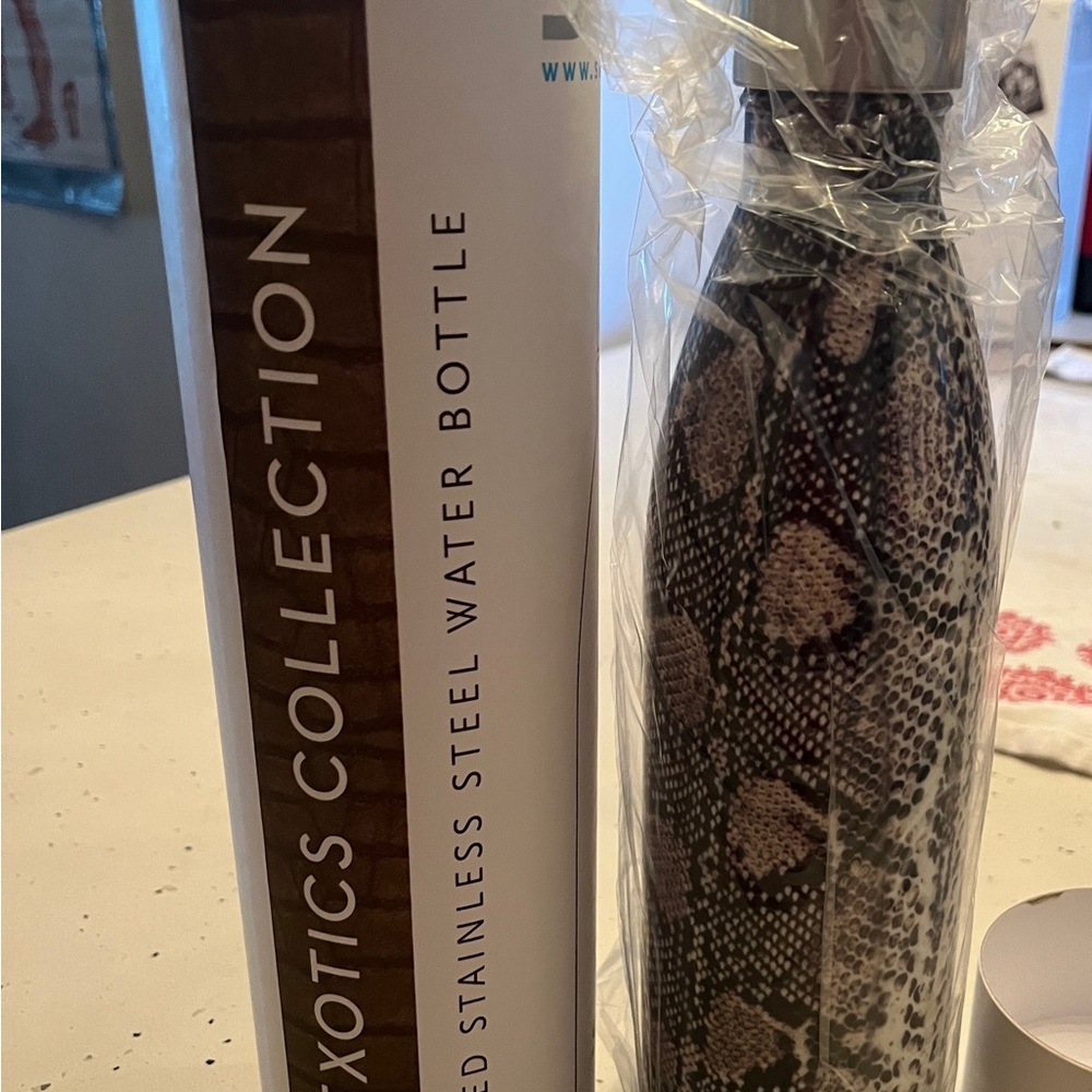New in box S’well 25oz 750ml insulated water bottle. Exotics collection